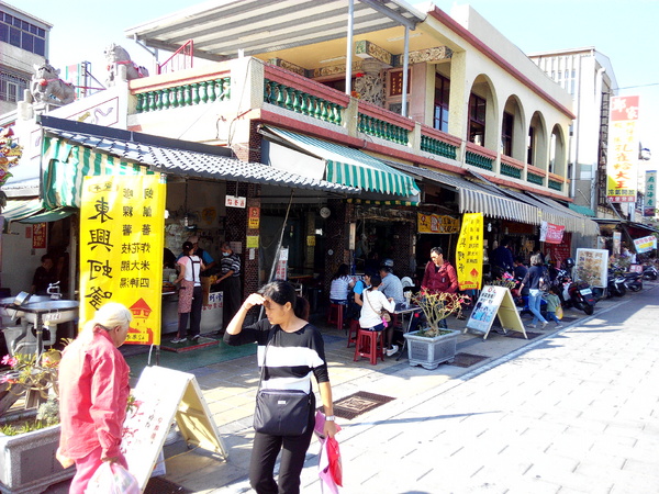 安平東興蚵嗲：【安平區】東興蚵嗲。餡料飽滿的老字號小吃