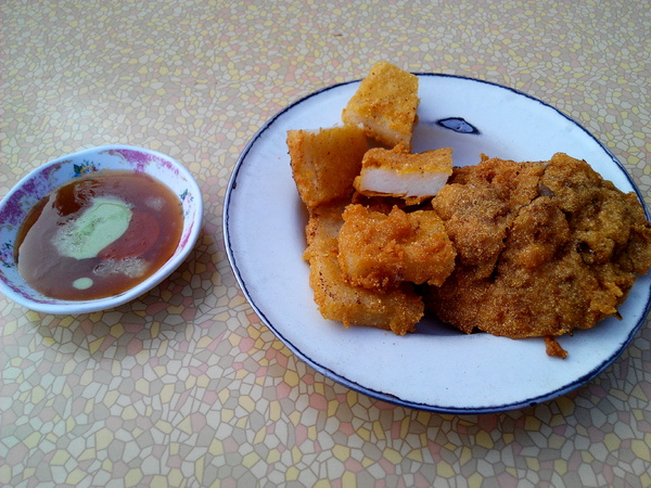 安平東興蚵嗲：【安平區】東興蚵嗲。餡料飽滿的老字號小吃