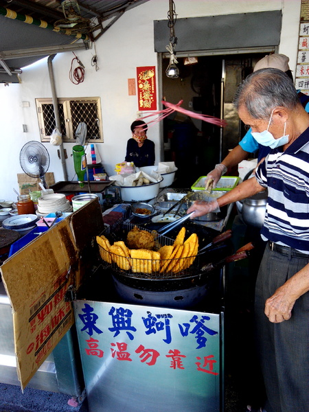 安平東興蚵嗲：【安平區】東興蚵嗲。餡料飽滿的老字號小吃