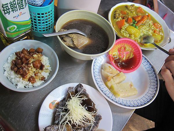 阿龍香腸熟肉：**台南中西區 保安路上80年老店~阿龍香腸熟肉 黑白切