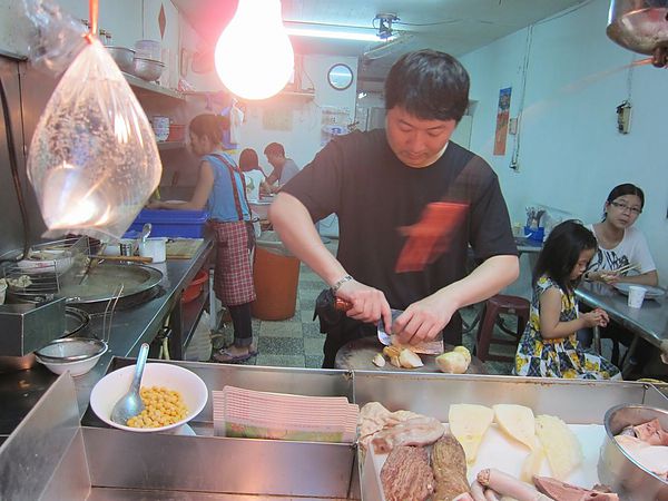 阿龍香腸熟肉：**台南中西區 保安路上80年老店~阿龍香腸熟肉 黑白切