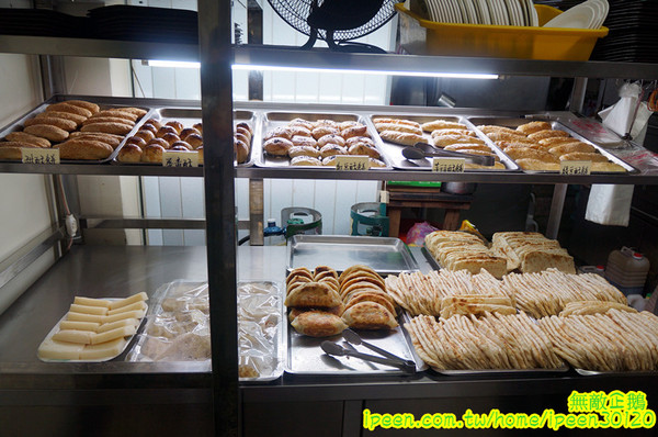 生哥豆漿店：【台南-北區】排隊x老店重新開幕..低調的熟男生哥~大推燒餅油條+蛋...《生哥豆漿店》