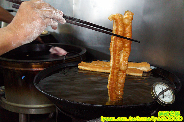 生哥豆漿店：【台南-北區】排隊x老店重新開幕..低調的熟男生哥~大推燒餅油條+蛋...《生哥豆漿店》