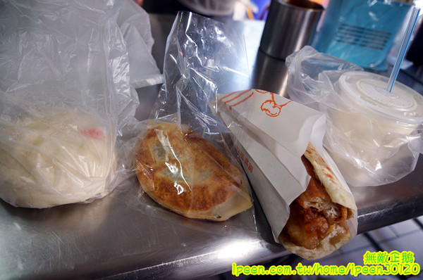 生哥豆漿店：【台南-北區】排隊x老店重新開幕..低調的熟男生哥~大推燒餅油條+蛋...《生哥豆漿店》