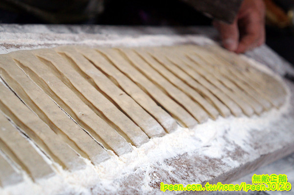 生哥豆漿店：【台南-北區】排隊x老店重新開幕..低調的熟男生哥~大推燒餅油條+蛋...《生哥豆漿店》