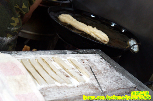 生哥豆漿店：【台南-北區】排隊x老店重新開幕..低調的熟男生哥~大推燒餅油條+蛋...《生哥豆漿店》