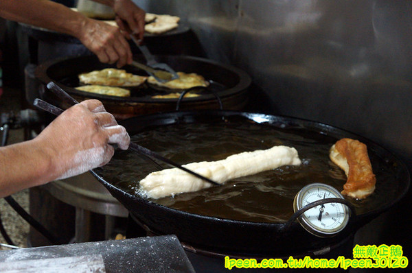 生哥豆漿店：【台南-北區】排隊x老店重新開幕..低調的熟男生哥~大推燒餅油條+蛋...《生哥豆漿店》