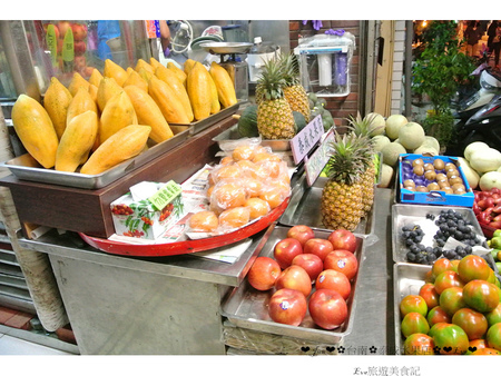 泰成水果店：【食記】oO。。台南 海安路 泰成水果店  可愛又逗趣的水果mix冰吃法～裡面有著像健達舒奇蛋般的驚奇喲～oO。o○。　