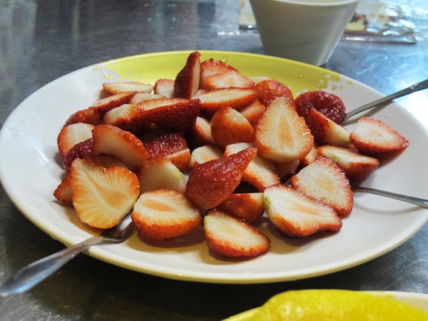 泰成水果店：（台南市。中西區美食）『泰成水果店』四月初的草莓 ＆ 芒果 同桌爭豔。偶遇的難得景致！