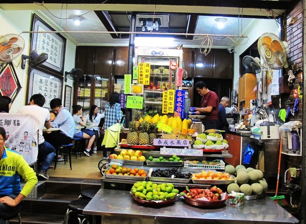 泰成水果店：（台南市。中西區美食）『泰成水果店』四月初的草莓 ＆ 芒果 同桌爭豔。偶遇的難得景致！