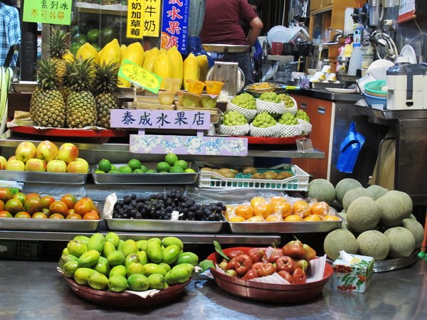 泰成水果店：（台南市。中西區美食）『泰成水果店』四月初的草莓 ＆ 芒果 同桌爭豔。偶遇的難得景致！