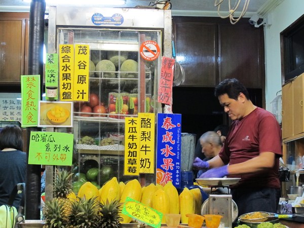 泰成水果店：（台南市。中西區美食）『泰成水果店』四月初的草莓 ＆ 芒果 同桌爭豔。偶遇的難得景致！