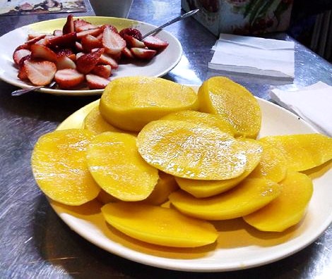 泰成水果店：（台南市。中西區美食）『泰成水果店』四月初的草莓 ＆ 芒果 同桌爭豔。偶遇的難得景致！