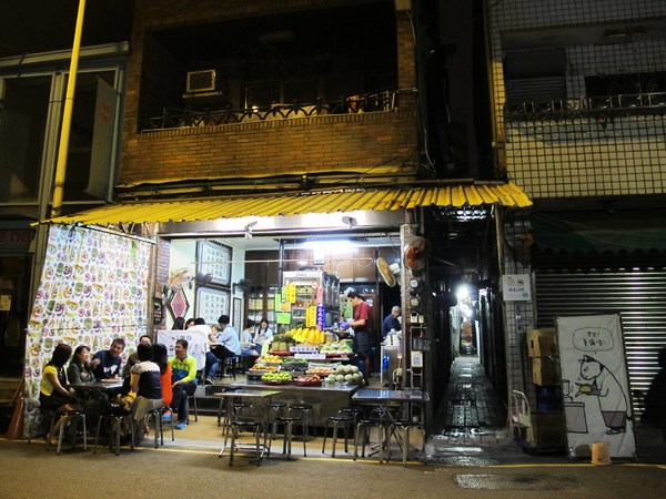 泰成水果店：（台南市。中西區美食）『泰成水果店』四月初的草莓 ＆ 芒果 同桌爭豔。偶遇的難得景致！