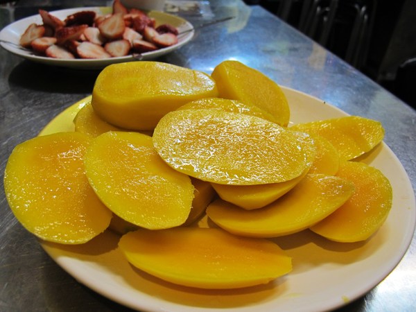 泰成水果店：（台南市。中西區美食）『泰成水果店』四月初的草莓 ＆ 芒果 同桌爭豔。偶遇的難得景致！