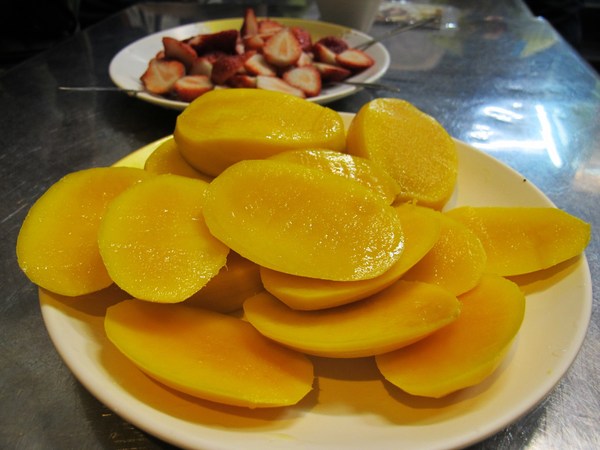 泰成水果店：（台南市。中西區美食）『泰成水果店』四月初的草莓 ＆ 芒果 同桌爭豔。偶遇的難得景致！