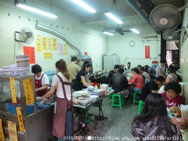 麵條王海產麵:【台南中西區】麵條王海產麵。水仙宮市場角落處的人氣麵店