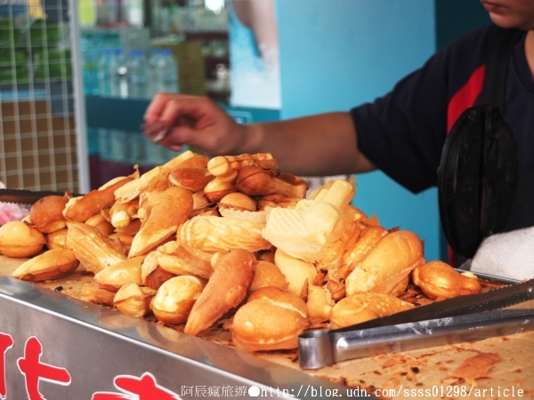 新化老攤雞蛋糕:【美食特搜。台南新化區】新化老攤雞蛋糕。50多年老字號 古早味雞蛋糕傳三代