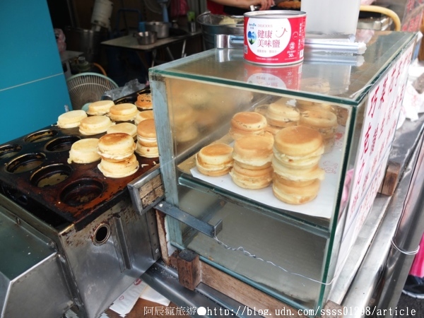 新化老攤雞蛋糕:【美食特搜。台南新化區】新化老攤雞蛋糕。50多年老字號 古早味雞蛋糕傳三代