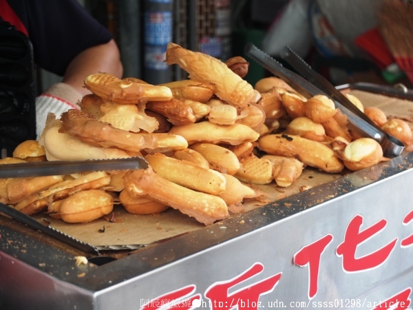 新化老攤雞蛋糕:【美食特搜。台南新化區】新化老攤雞蛋糕。50多年老字號 古早味雞蛋糕傳三代