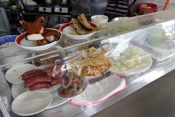 阿和肉燥飯:(胖樺食記)台南中西區「阿和肉燥飯」,好吃的肉燥飯佐上鮮美魚湯及平價小菜/高CP值/虱目魚肚湯/推薦必吃