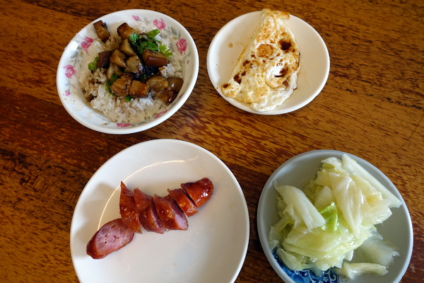 阿和肉燥飯:(胖樺食記)台南中西區「阿和肉燥飯」,好吃的肉燥飯佐上鮮美魚湯及平價小菜/高CP值/虱目魚肚湯/推薦必吃