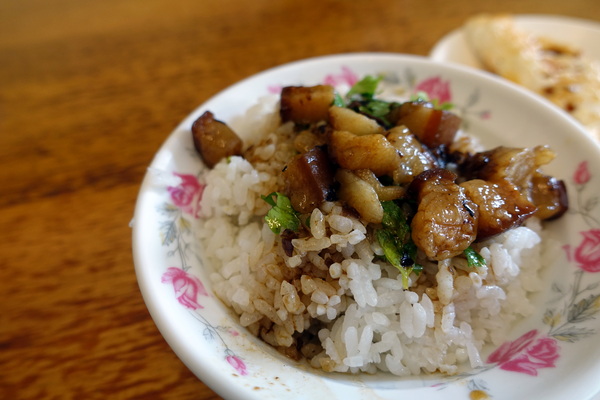 阿和肉燥飯:(胖樺食記)台南中西區「阿和肉燥飯」,好吃的肉燥飯佐上鮮美魚湯及平價小菜/高CP值/虱目魚肚湯/推薦必吃