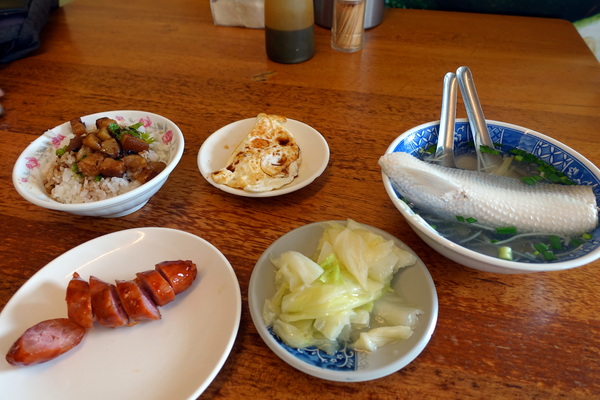 阿和肉燥飯:(胖樺食記)台南中西區「阿和肉燥飯」,好吃的肉燥飯佐上鮮美魚湯及平價小菜/高CP值/虱目魚肚湯/推薦必吃