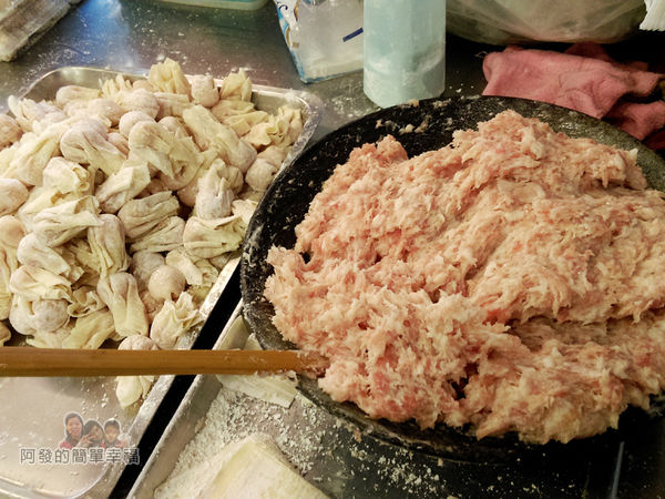 黃石市場-老曹餛飩04-現包餛飩.jpg