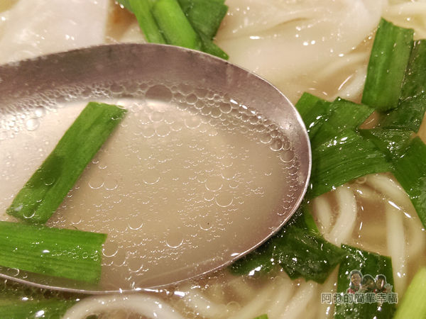 黃石市場-老曹餛飩16-餛飩湯麵之湯頭.jpg