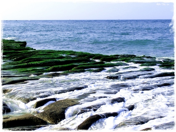 老梅綠石槽:【新北◍•ᴗ•◍石門】景點・北海岸老梅綠石槽✯婚紗拍攝景點|鑲嵌於老梅的祖母綠,期間限定翠綠海岸灘岩