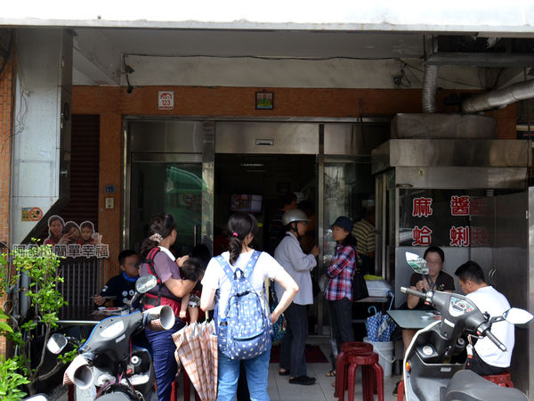 麻醬麵蛤蜊湯03-店前排隊人潮