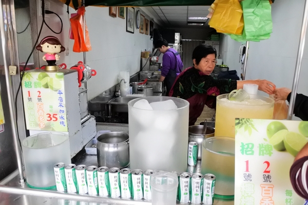 30年老店-檸檬愛玉冰:【宜蘭市區.飲品 】30年老店檸檬愛玉冰 ☆ 即使是寒冬也不容錯過的老店冷飲