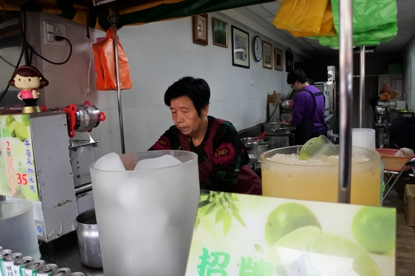 30年老店-檸檬愛玉冰:【宜蘭市區.飲品 】30年老店檸檬愛玉冰 ☆ 即使是寒冬也不容錯過的老店冷飲