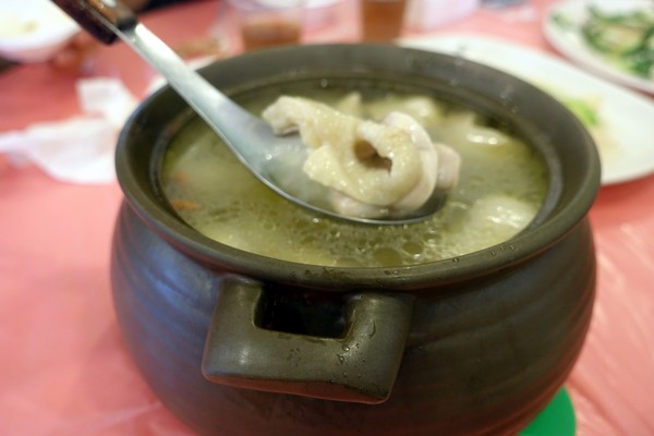 大灶雞:(胖樺食記)宜蘭礁溪推薦必吃美食「大灶雞」,高CP值熱炒加上美味多汁的大隻甕窯雞讓人大呼過癮