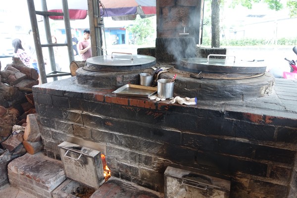 大灶雞:(胖樺食記)宜蘭礁溪推薦必吃美食「大灶雞」,高CP值熱炒加上美味多汁的大隻甕窯雞讓人大呼過癮