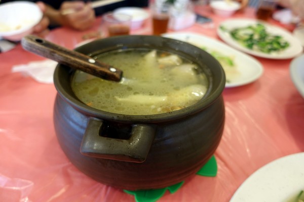 大灶雞:(胖樺食記)宜蘭礁溪推薦必吃美食「大灶雞」,高CP值熱炒加上美味多汁的大隻甕窯雞讓人大呼過癮