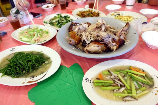 大灶雞:(胖樺食記)宜蘭礁溪推薦必吃美食「大灶雞」,高CP值熱炒加上美味多汁的大隻甕窯雞讓人大呼過癮