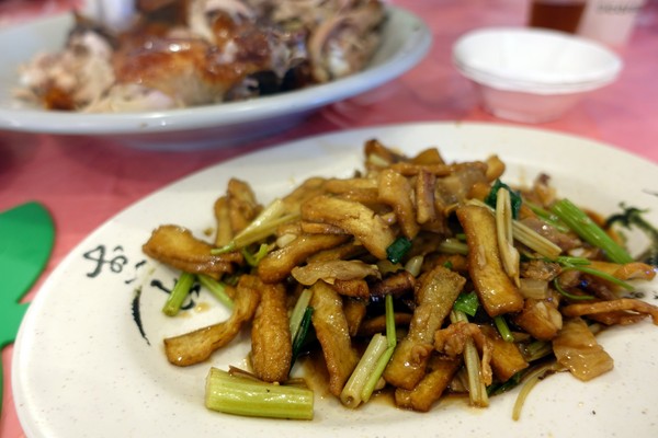 大灶雞:(胖樺食記)宜蘭礁溪推薦必吃美食「大灶雞」,高CP值熱炒加上美味多汁的大隻甕窯雞讓人大呼過癮