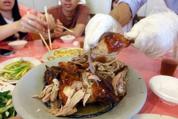 大灶雞:(胖樺食記)宜蘭礁溪推薦必吃美食「大灶雞」,高CP值熱炒加上美味多汁的大隻甕窯雞讓人大呼過癮