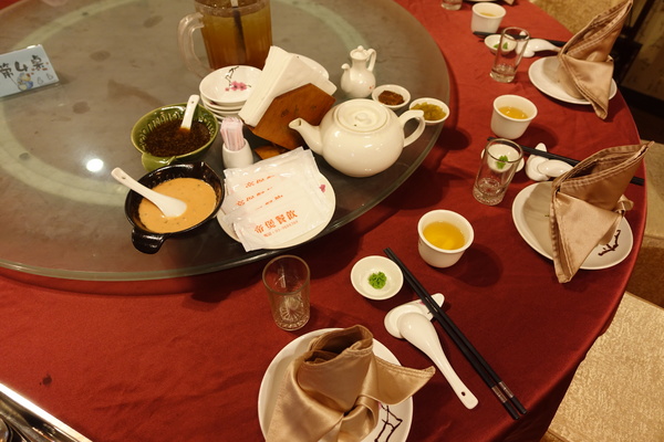 帝煲瓦罐煨湯館：(胖樺食記)宜蘭礁溪無菜單餐廳「帝煲瓦罐煨湯館」，宮廷式裝潢/16小時煲湯/神秘粽