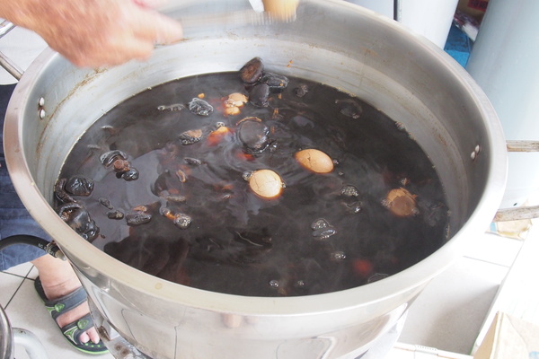 金盆阿嬤的香菇茶葉蛋：【南投・日月潭】阿婆茶葉蛋＆所長茶葉蛋