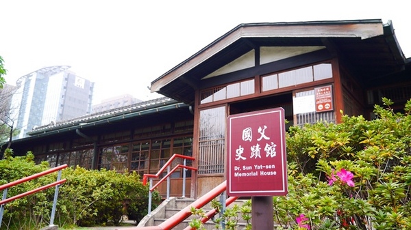 逸仙公園:【台北◍•ᴗ•◍中正】捷運台北車站✯賞梅景點・日式建築景點・逸仙公園賞梅|雪白滿開白梅、嬌滴粉嫩宮粉梅與日式建築相映的風雅景致