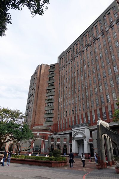 國立臺灣大學:(胖樺遊記)四季如春「台灣大學」校區。杜鵑花季正開始,還可抓到賞櫻末段時光,萬紫千紅的繽紛炫爛適合闔家來訪