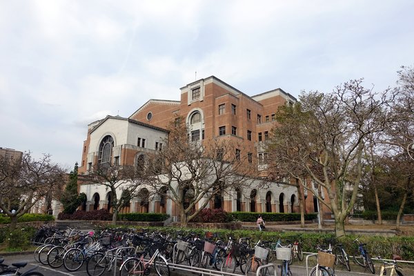 國立臺灣大學:(胖樺遊記)四季如春「台灣大學」校區。杜鵑花季正開始,還可抓到賞櫻末段時光,萬紫千紅的繽紛炫爛適合闔家來訪