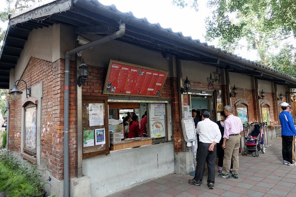 國立臺灣大學:(胖樺遊記)四季如春「台灣大學」校區。杜鵑花季正開始,還可抓到賞櫻末段時光,萬紫千紅的繽紛炫爛適合闔家來訪