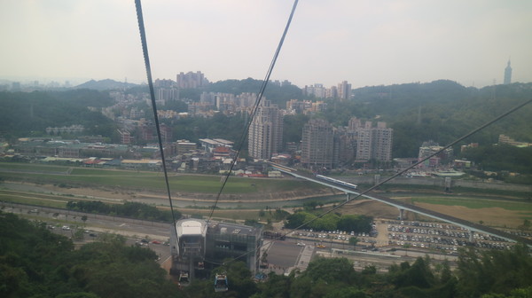 貓纜之眼：【台北旅遊】貓空纜車初體驗，水晶車廂超讚!