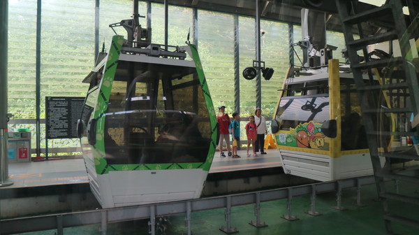 貓纜之眼：【台北旅遊】貓空纜車初體驗，水晶車廂超讚!