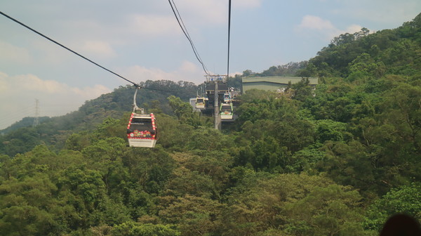 貓纜之眼：【台北旅遊】貓空纜車初體驗，水晶車廂超讚!