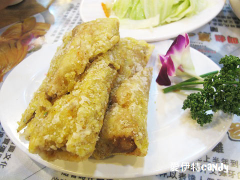 古早厝：『新北深坑_古早厝人文豆腐美食』招牌的閹雞，桌上必有的炸豆腐捲，酥脆的肥腸！